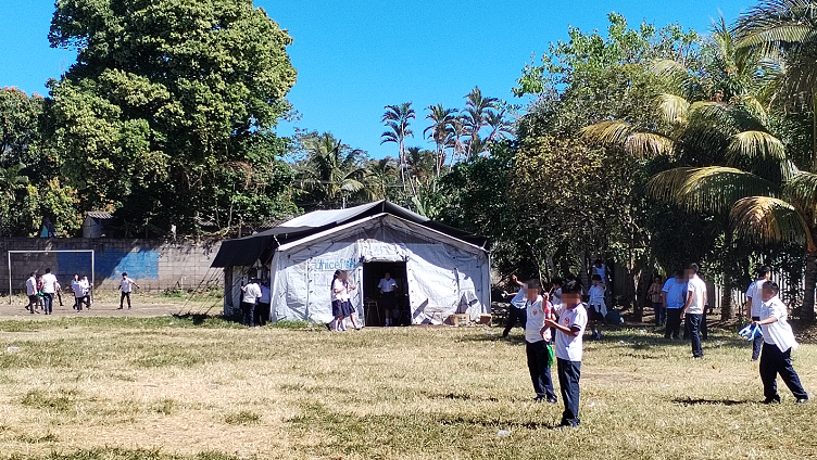 “No one would like their children to study in those conditions”: At least 500 students continue receiving classes under tents —  “A nadie le gustaría que sus hijos estudien en esas condiciones” Al menos 500 alumnos siguen recibiendo sus clases bajo carpas