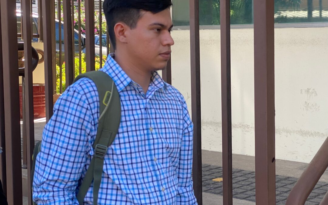 Police Harassment of Young Man Who Recorded  Attempted Arrest of Mother on Video — Denuncian acoso policial a joven que grabó en video el intento de captura de su madre