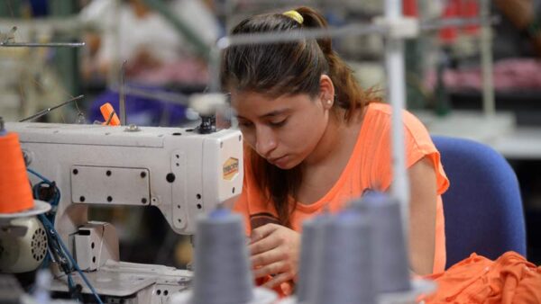 El Salvador’s GDP Manufacturing Falls for Two Consecutive Years — El PIB de la industria manufacturera en El Salvador ha caído durante dos años seguidos