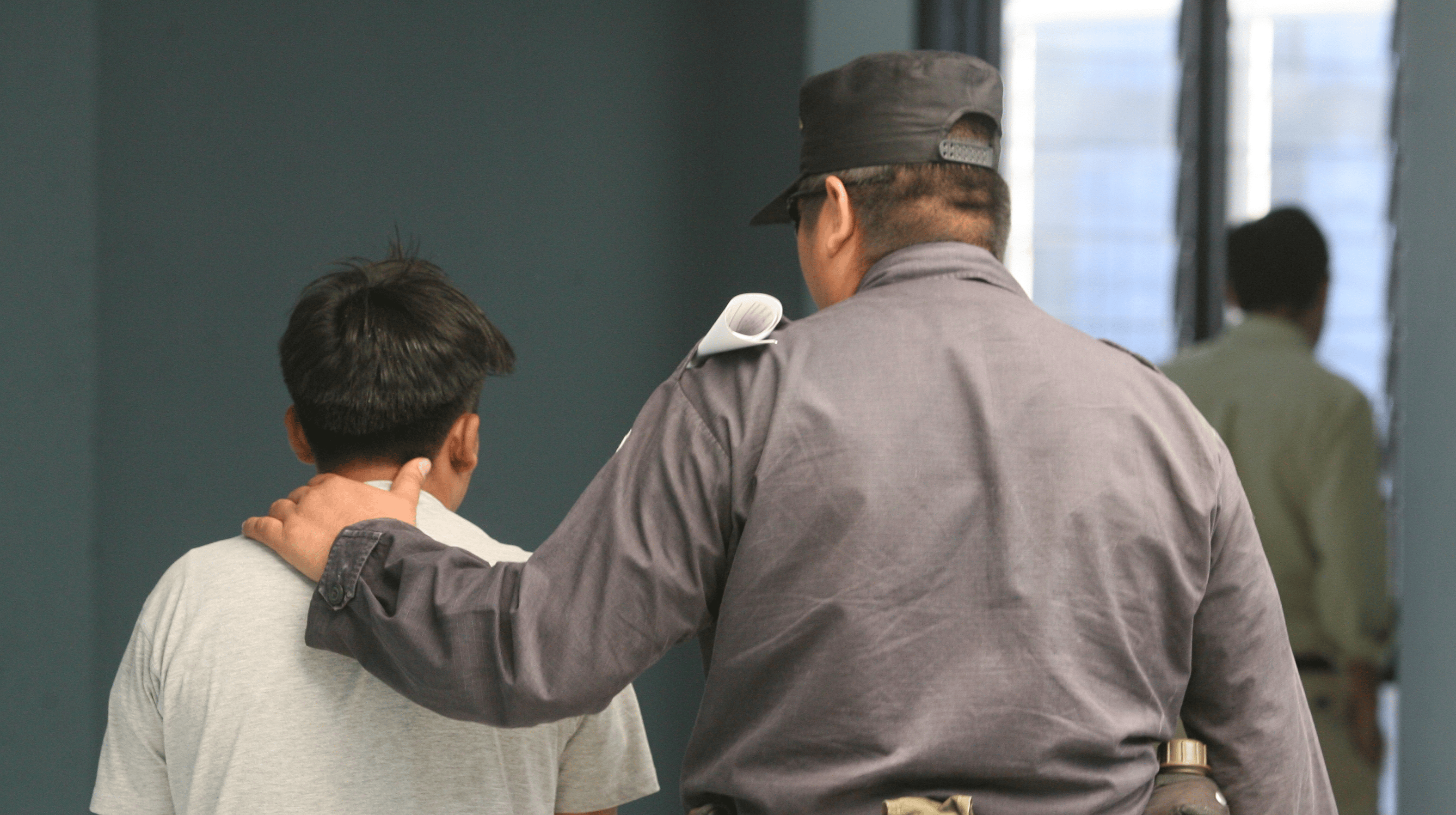 HRW Warns New Criminal Reforms Pose Danger to Minors — HRW alerta que nuevas reformas penales representan un peligro para menores de edad
