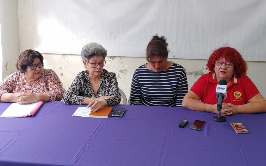 Unions Take Their Case to ILO, Accusing Government of Trying to Disband Labor Organizations — Denuncian ante la OIT que el Gobierno pretende disolver sindicatos