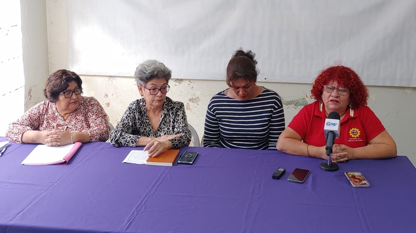 Unions Take Their Case to ILO, Accusing Government of Trying to Disband Labor Organizations — Denuncian ante la OIT que el Gobierno pretende disolver sindicatos
