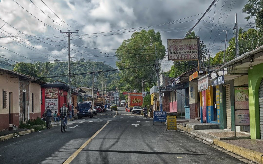 Rights group condemns El Salvador law putting children in adult prisons — Organización de derechos humanos condena ley de El Salvador que transfiere a menores a prisiones de adultos