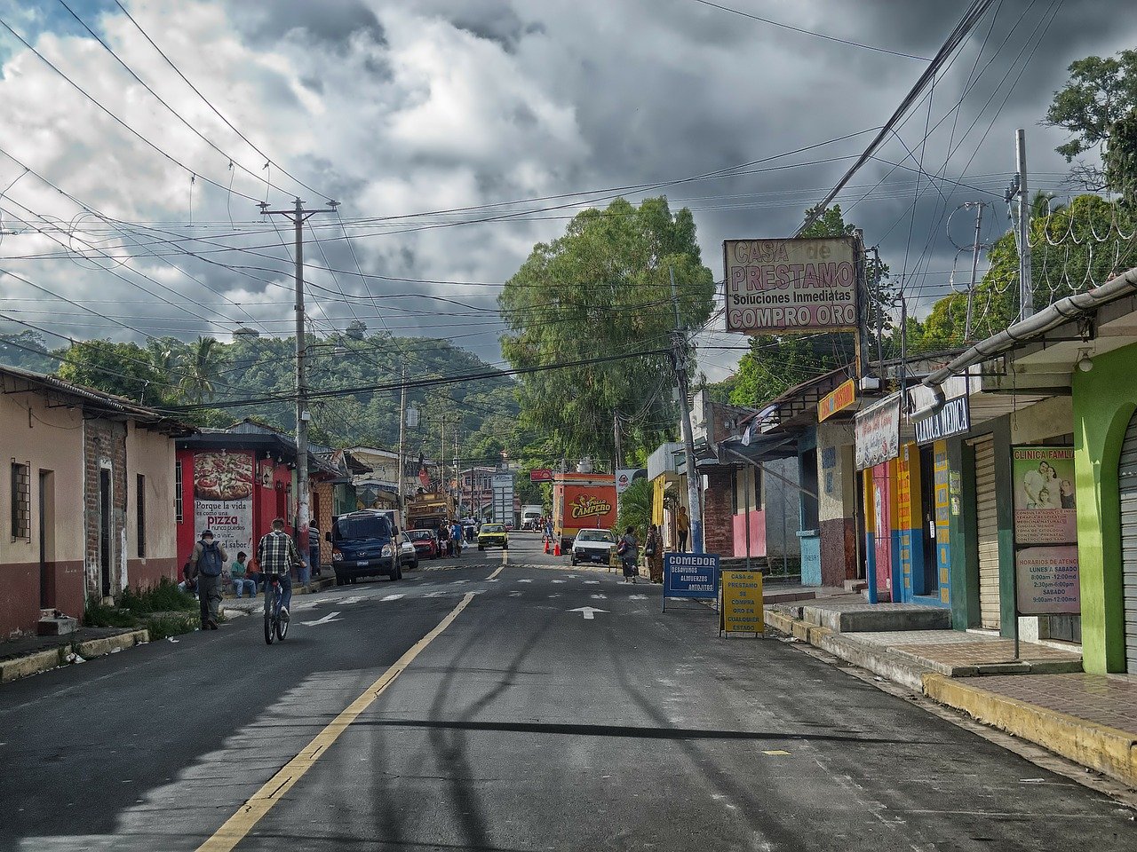 Rights group condemns El Salvador law putting children in adult prisons — Organización de derechos humanos condena ley de El Salvador que transfiere a menores a prisiones de adultos