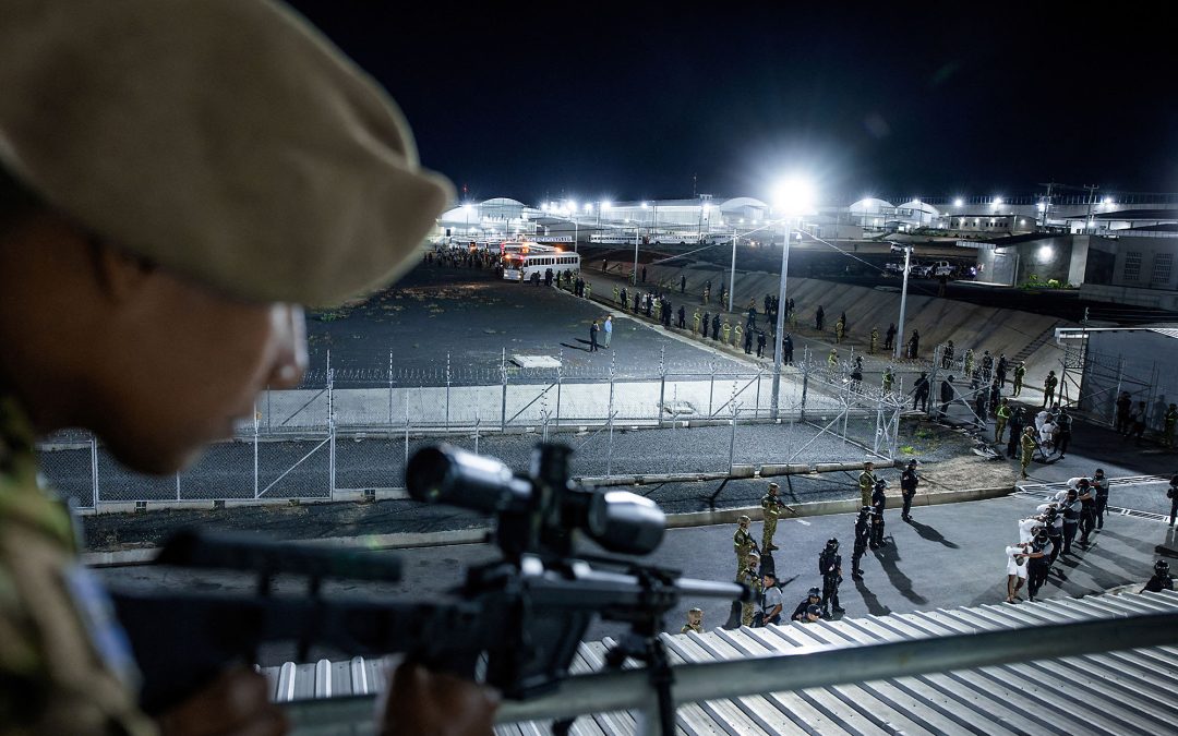 With Venezuelan deportations, is Trump taking a page from El Salvador’s playbook? — Con las deportaciones de venezolanos, ¿está Trump tomando una página del manual de El Salvador?