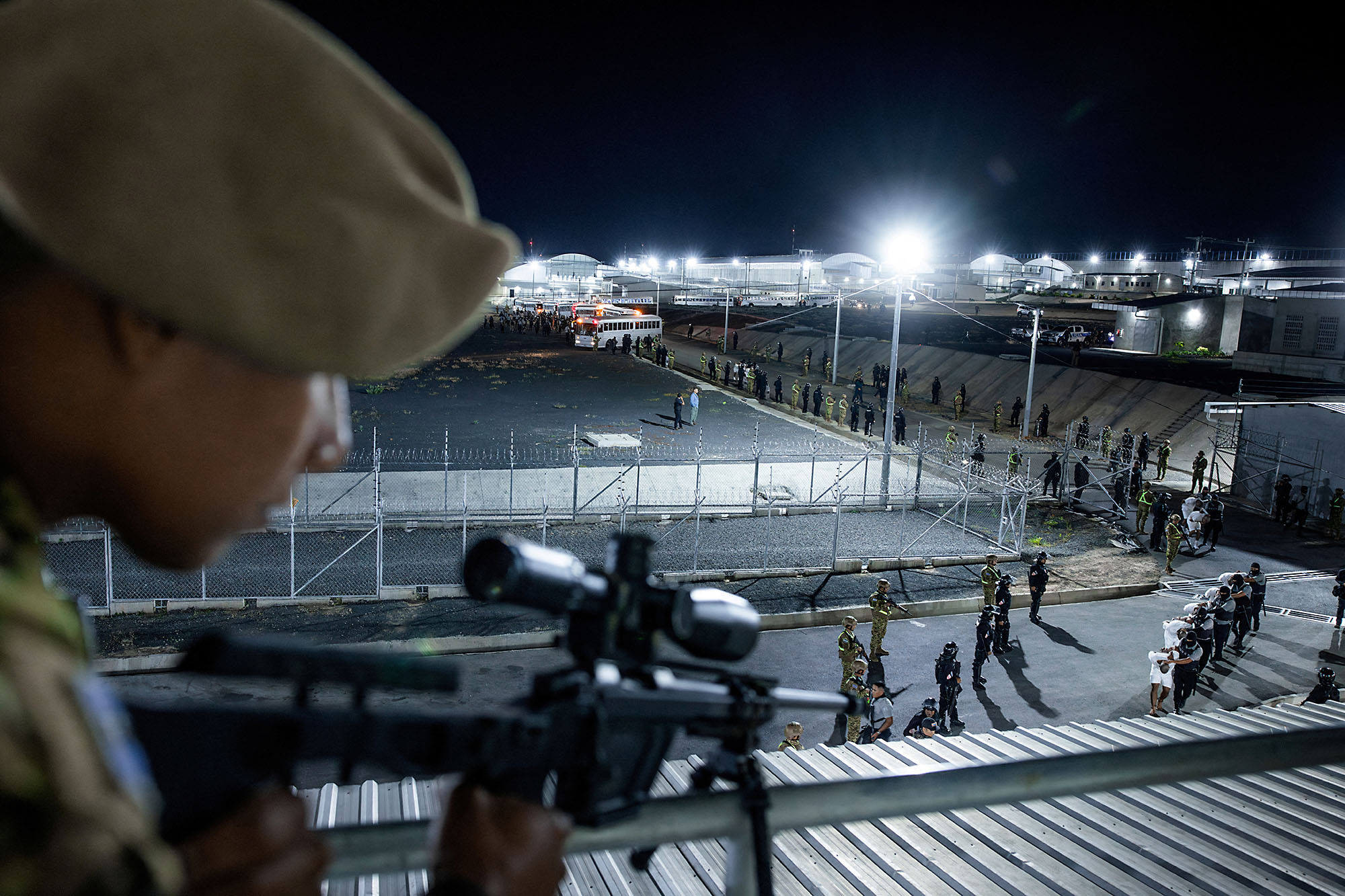 With Venezuelan deportations, is Trump taking a page from El Salvador’s playbook? — Con las deportaciones de venezolanos, ¿está Trump tomando una página del manual de El Salvador?