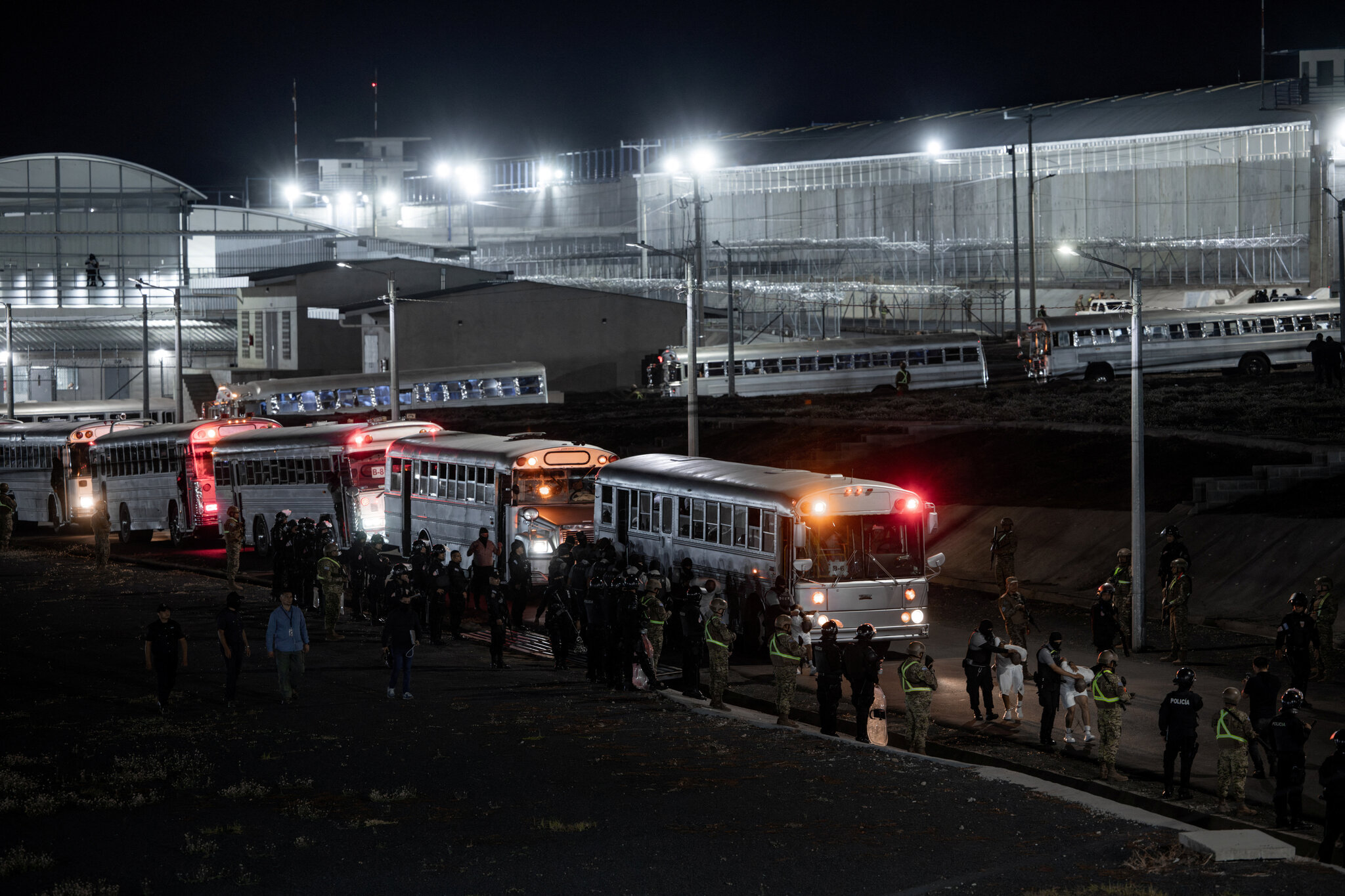 White House Denies Violating Judge’s Order in Deporting Venezuelans — Casa Blanca niega haber violado la orden de un juez al deportar a venezolanos