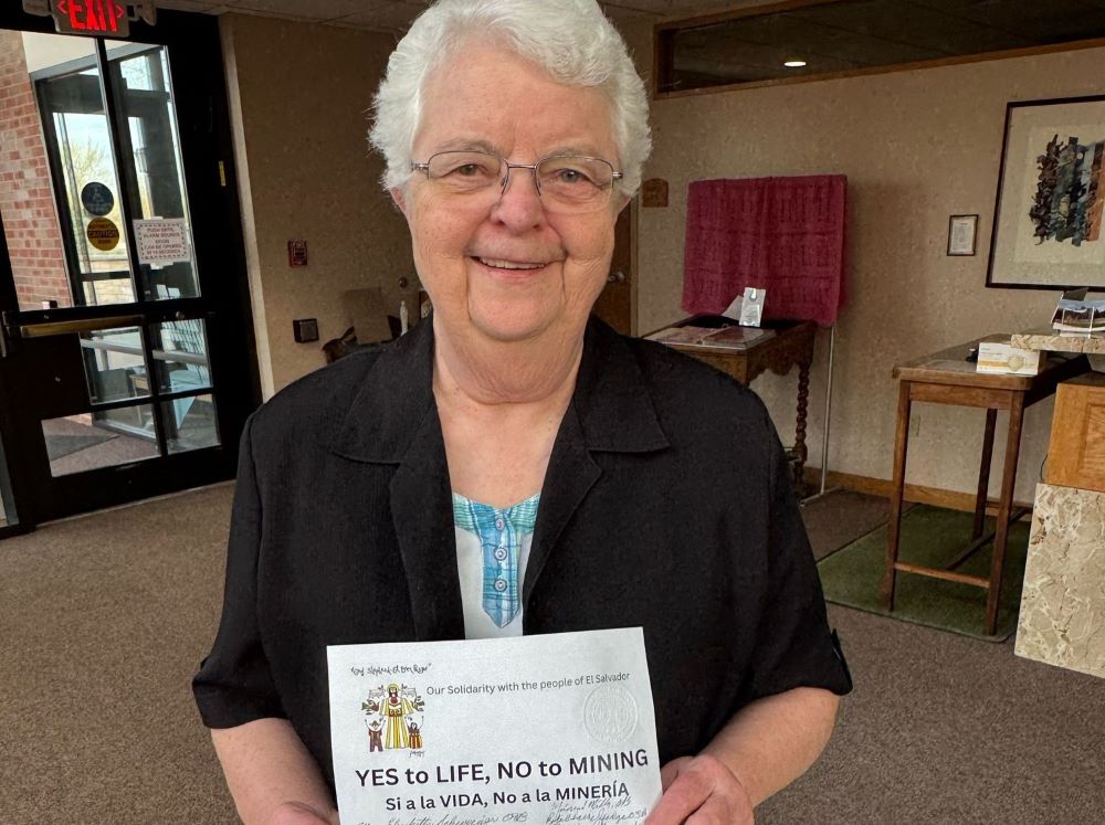 Kansas Catholics, sisters join anti-mining fight in El Salvador  — Católicos de Kansas y hermanas se unen a la lucha contra la minería en El Salvador