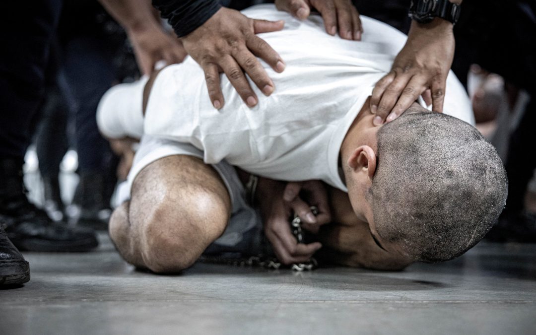 Corruption Alleged in Salvadoran Prisons — Denuncian corrupción en cárceles salvadoreñas