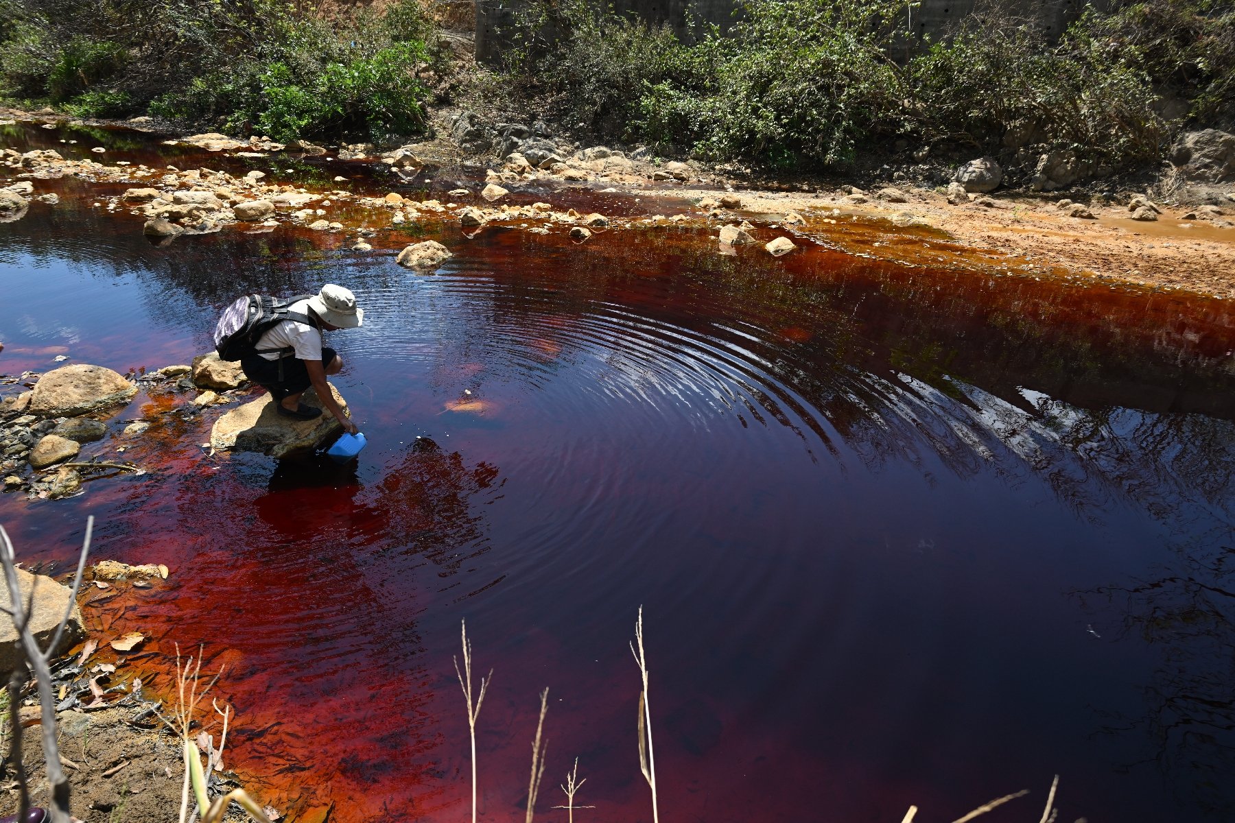 “A River Dyed Red”: The Mining Legacy Poisoning Santa Rosa de Lima — “Un río teñido de rojo”: la herencia minera que envenena Santa Rosa de Lima
