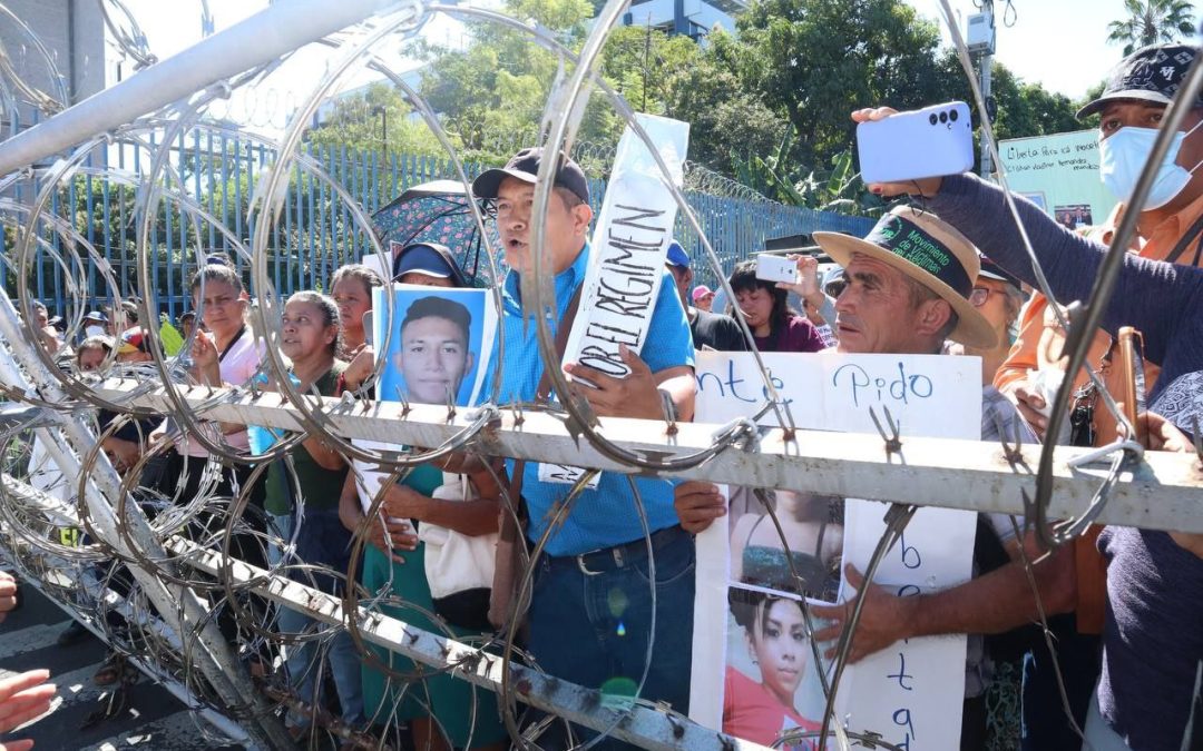 The U.S. War on Migrants Gets Help from El Salvador — La guerra de Estados Unidos contra los migrantes recibe ayuda de El Salvador