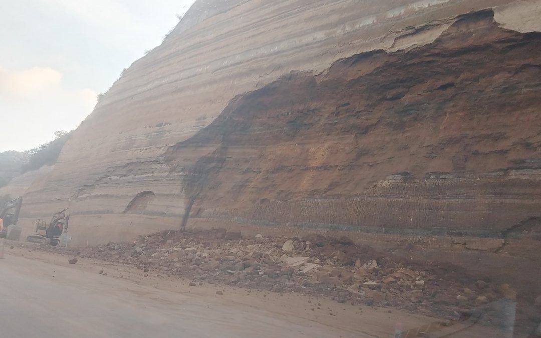 Landslides Reported on the Slopes of the Los Chorros Highway — Reportan derrumbes en taludes de carretera Los Chorros
