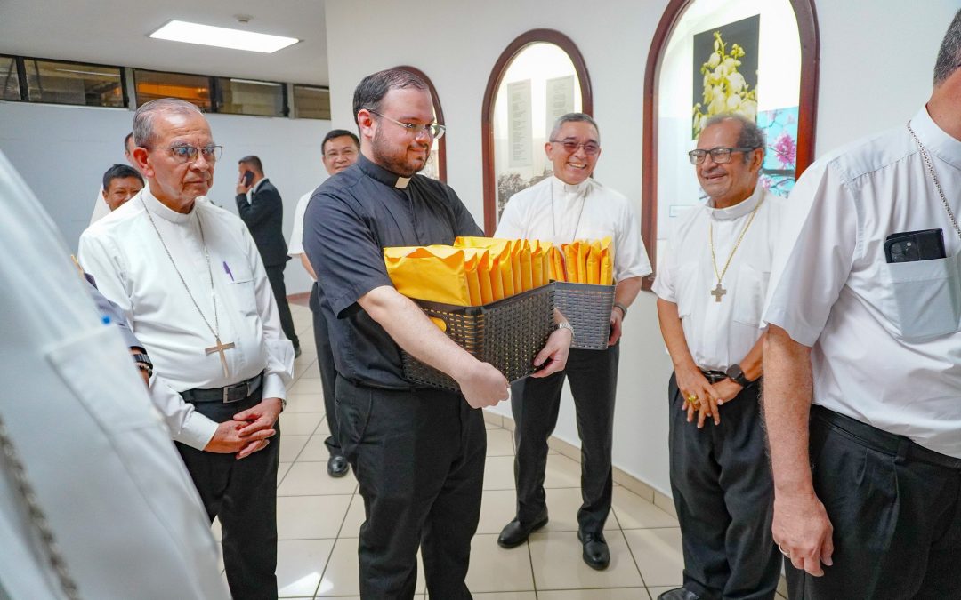 Catholic Church Submits 150,000 Signatures to Assembly Calling for Repeal of Mining Law — Iglesia Católica presentó 150,000 firmas a la Asamblea para pedir derogación de la ley de minería
