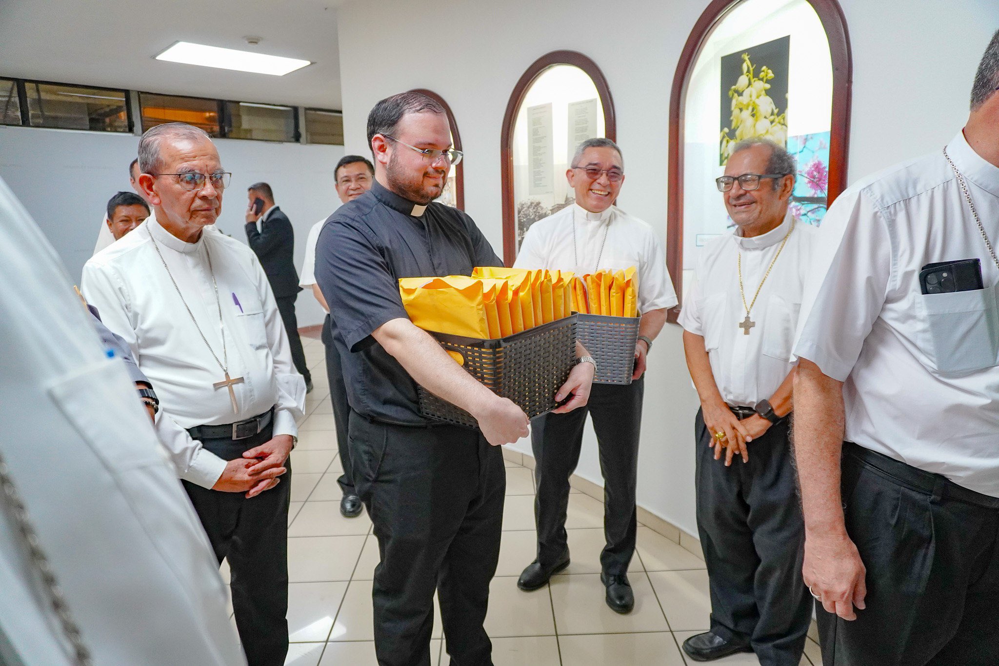 Catholic Church Submits 150,000 Signatures to Assembly Calling for Repeal of Mining Law — Iglesia Católica presentó 150,000 firmas a la Asamblea para pedir derogación de la ley de minería