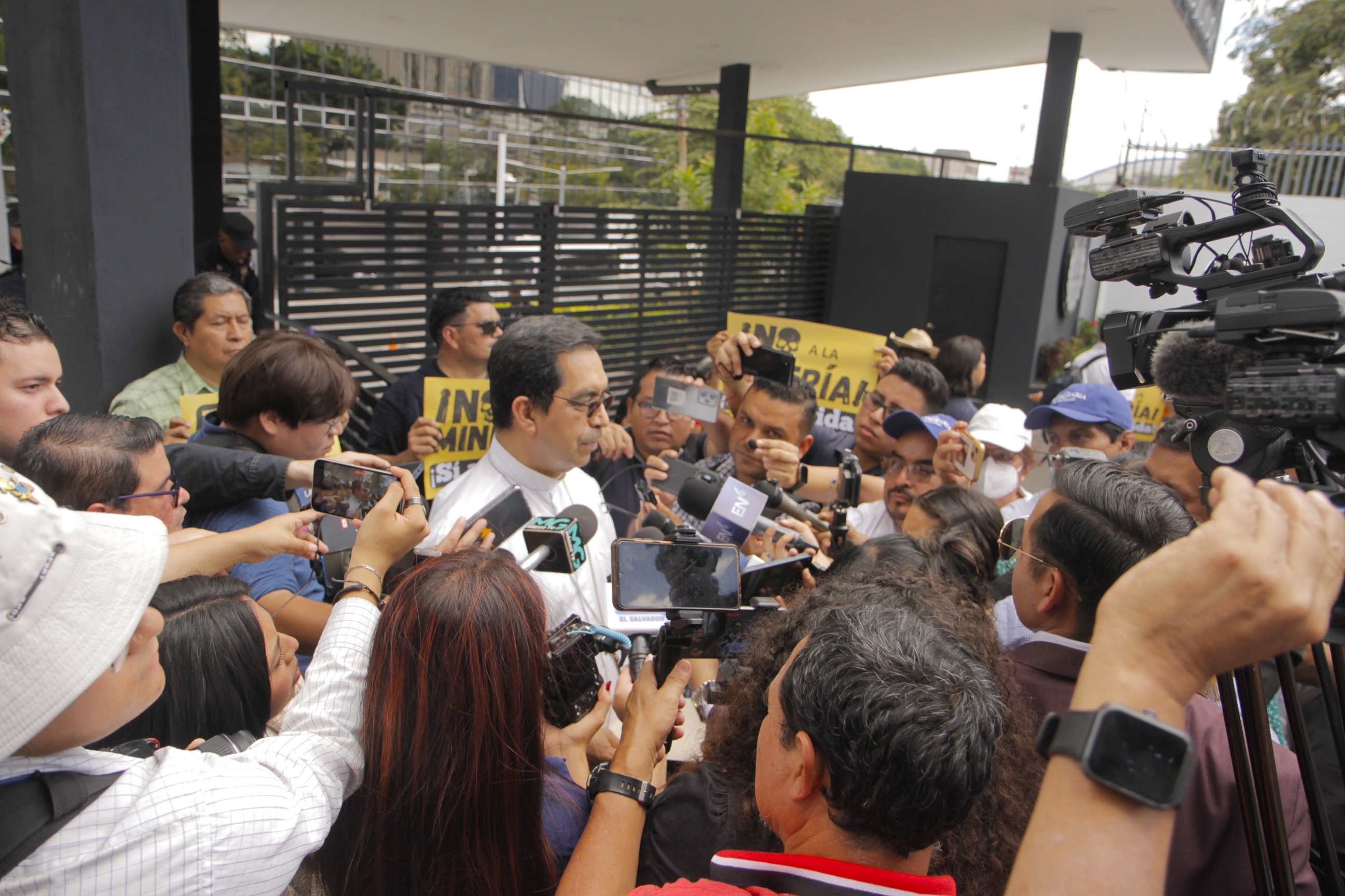 Bishops of El Salvador Collect 150,000 Signatures to Call for a Ban on Metallic Mining — Obispos de El Salvador recogen 150.000 firmas para pedir la prohibición de la minería metálica
