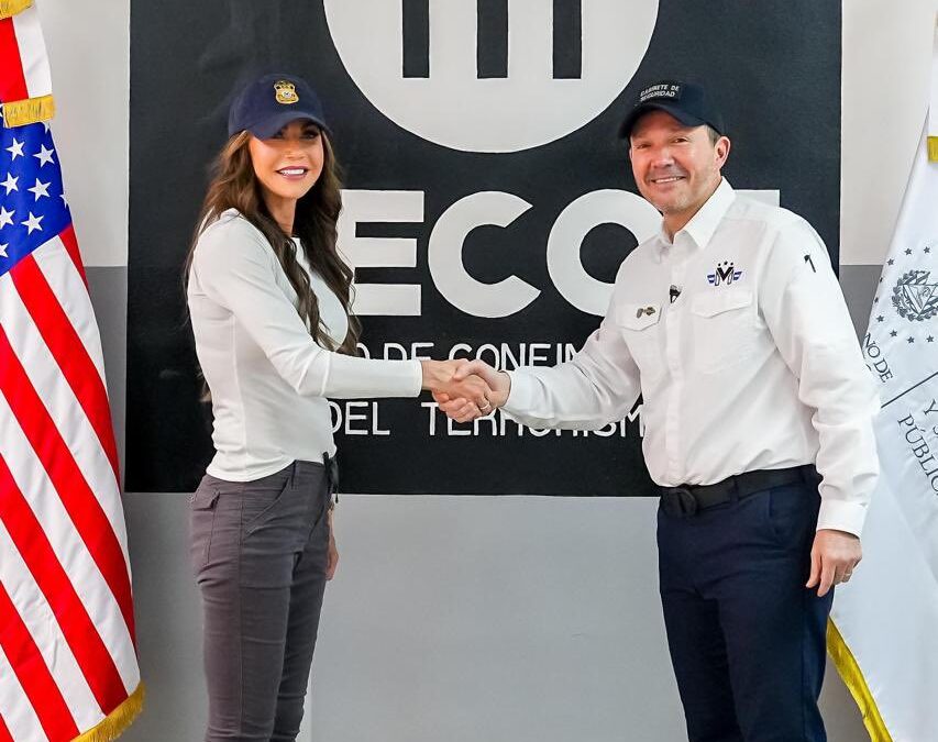 Kristi Noem Uses El Salvador’s Nightmarish Megaprison to Create Content — Kristi Noem utiliza la megacárcel de pesadilla de El Salvador para crear contenido