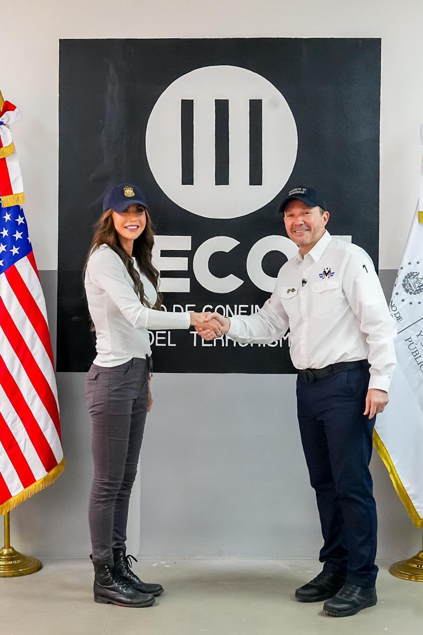 Kristi Noem Uses El Salvador’s Nightmarish Megaprison to Create Content — Kristi Noem utiliza la megacárcel de pesadilla de El Salvador para crear contenido