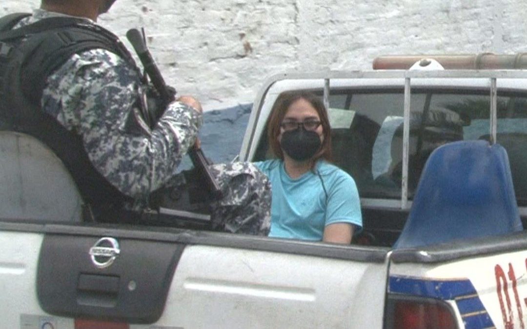 Bukele and the Stone in His Shoe — Bukele y la piedra en el zapato