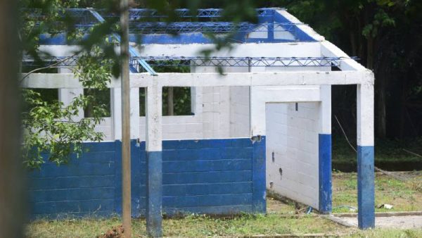 Only 300 Out of Over 5,000 Promised Schools Have Been Renovated by Government — Sólo 300 escuelas han sido intervenidas de las más de 5,000 ofrecidas por el gobierno