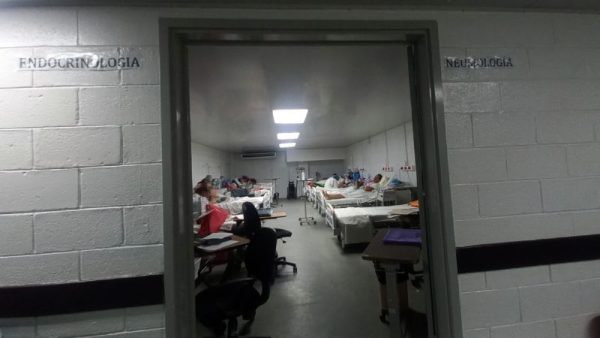 Patients Amid Disorder and Confusion During Renovations at Rosales Hospital — Pacientes entre desorden y confusión en medio de remodelaciones en el Hospital Rosales