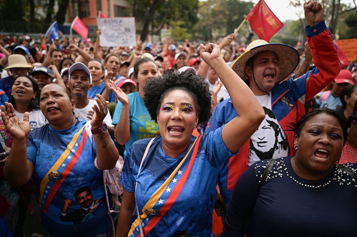 A tattoo, an ear, a neck: Venezuelan mothers recognize their sons in images of alleged gang members sent to El Salvador — Un tatuaje, una oreja, un cuello: madres venezolanas reconocen a sus hijos en imágenes de presuntos pandilleros enviados a El Salvador