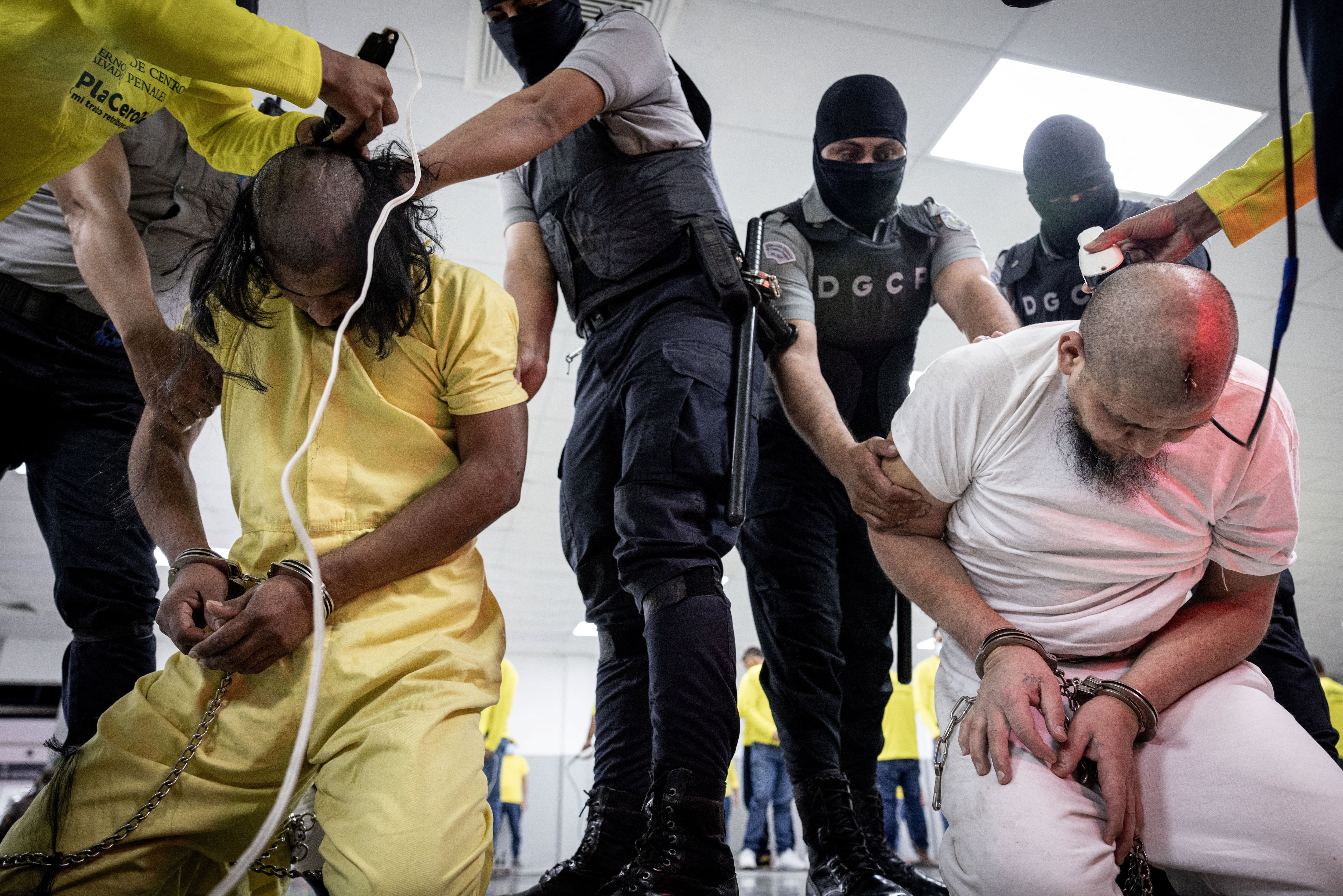 White House denies defying judge’s order to halt the deportation of hundreds of migrants to El Salvador — Casa Blanca niega haber desobedecido la orden de un juez de suspender la deportación de cientos de migrantes a El Salvador