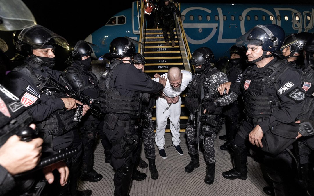 US deports alleged gang members to El Salvador despite court block — Estados Unidos deporta presuntos pandilleros hacia El Salvador a pesar de bloqueo judicial