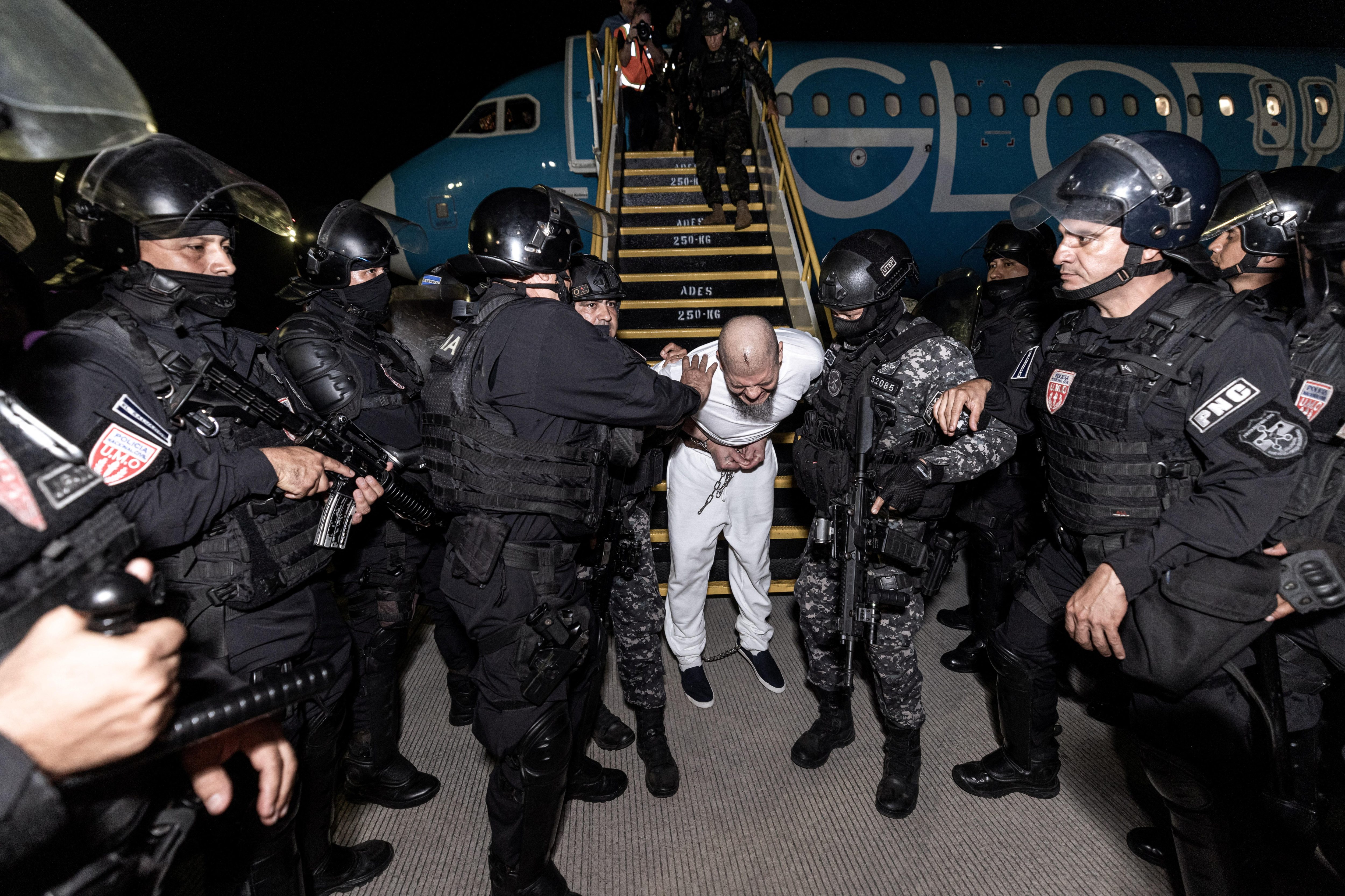 US deports alleged gang members to El Salvador despite court block — Estados Unidos deporta presuntos pandilleros hacia El Salvador a pesar de bloqueo judicial