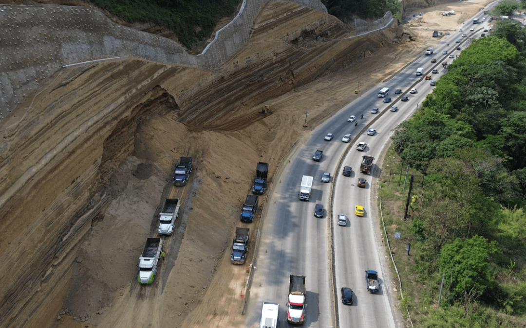 Concern Over Landslides on Slopes in Los Chorros Highway — Preocupación por deslizamientos de tierra en taludes en Los Chorros