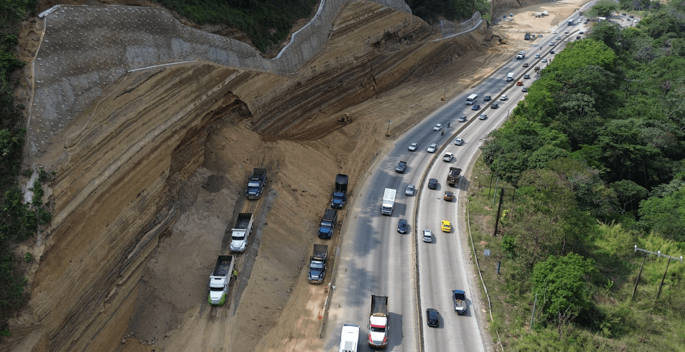 Concern Over Landslides on Slopes in Los Chorros Highway — Preocupación por deslizamientos de tierra en taludes en Los Chorros