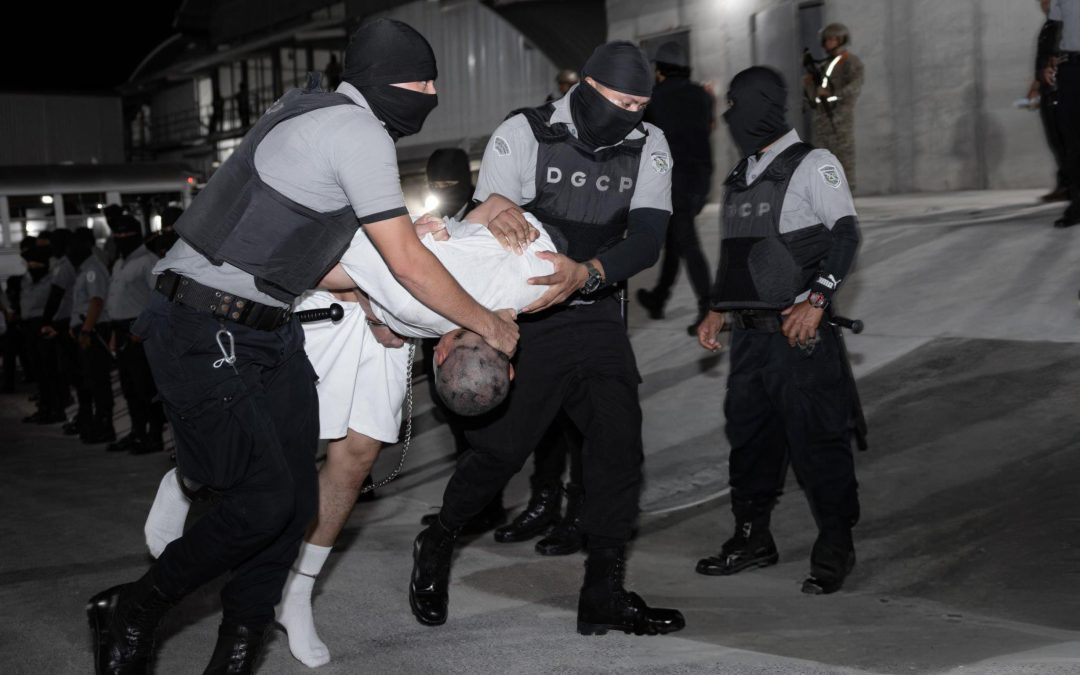 US deports more alleged gang members to El Salvador — EE. UU. deporta a más presuntos miembros de pandillas a El Salvador