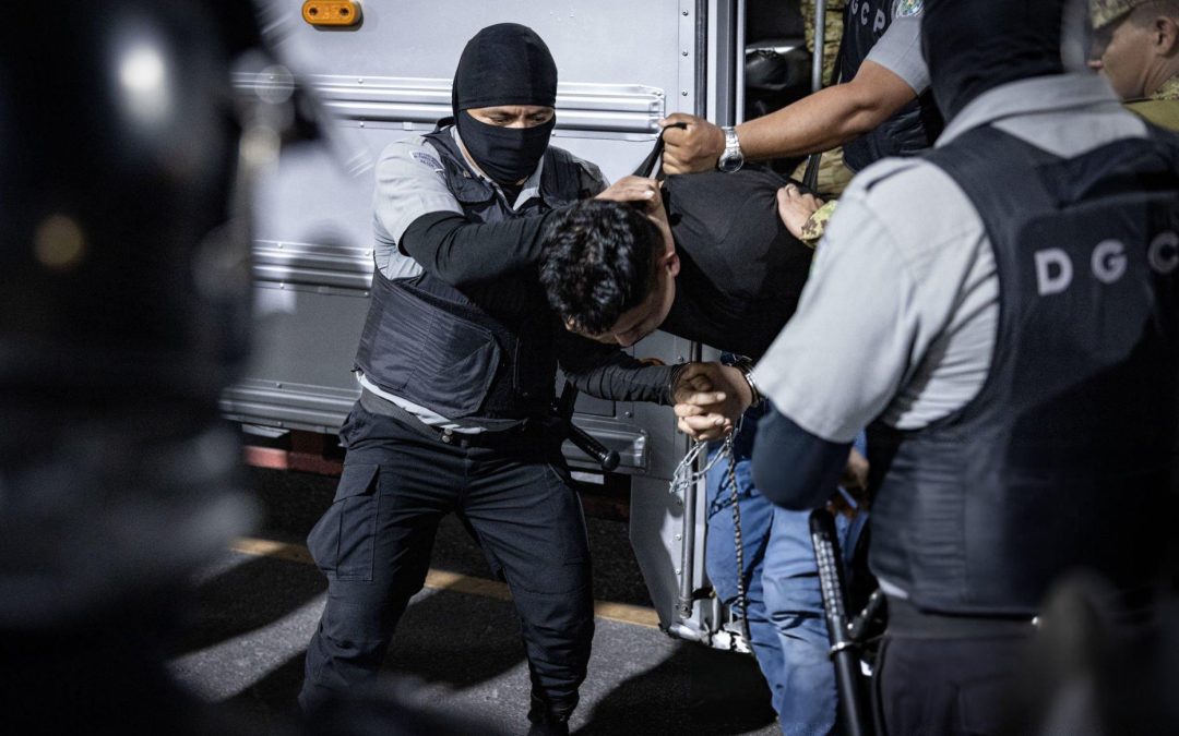 U.S. deports another 17 alleged gang members to El Salvador prison amid legal firestorm — Estados Unidos deporta a otros 17 presuntos miembros de pandillas a una prisión en El Salvador en medio de una tormenta legal