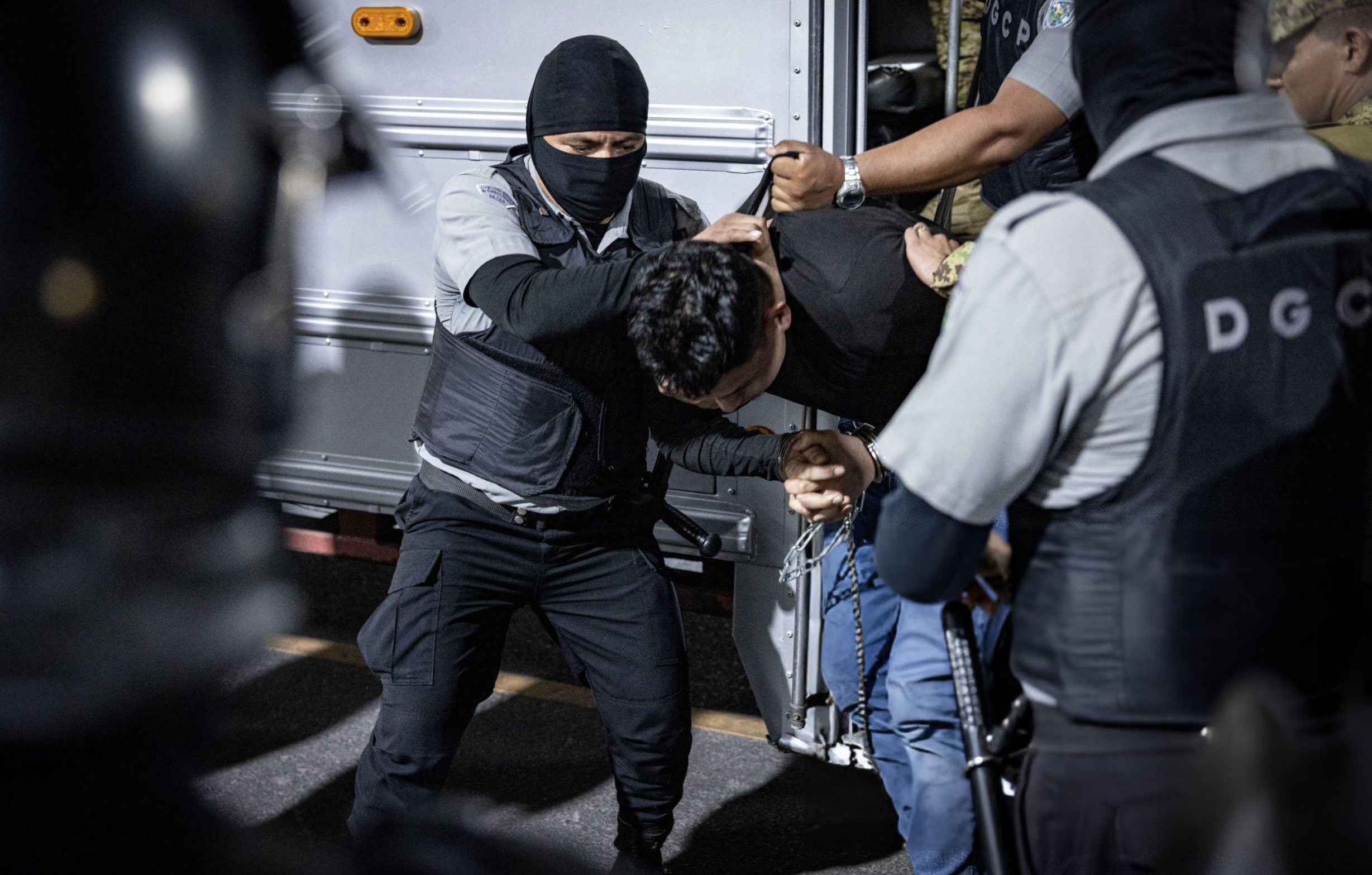 U.S. deports another 17 alleged gang members to El Salvador prison amid legal firestorm — Estados Unidos deporta a otros 17 presuntos miembros de pandillas a una prisión en El Salvador en medio de una tormenta legal