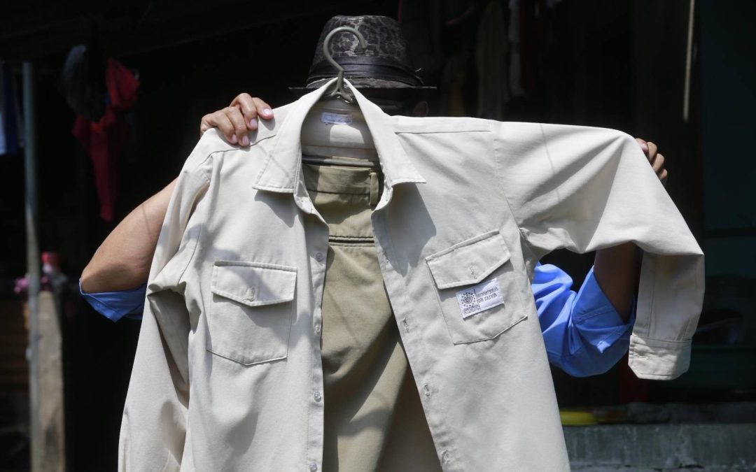 Mass Healthcare Layoffs Leave Chronically Ill Workers Without Treatment — Despidos masivos de Salud dejan sin tratamiento a trabajadores con enfermedades crónicas