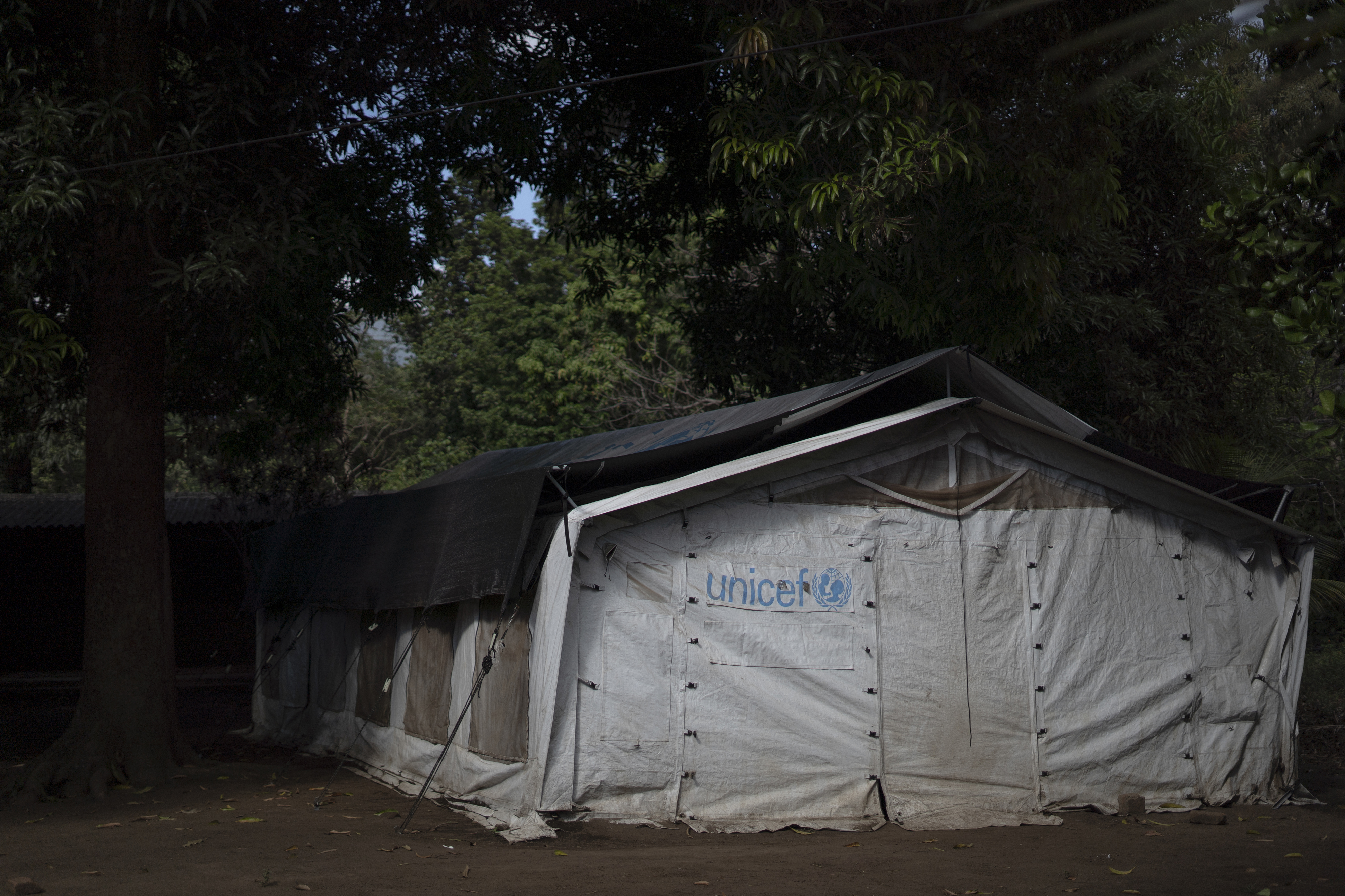 Studying Among Ruins and Under Tents in Izalco — Estudiar entre ruinas y bajo carpas en Izalco