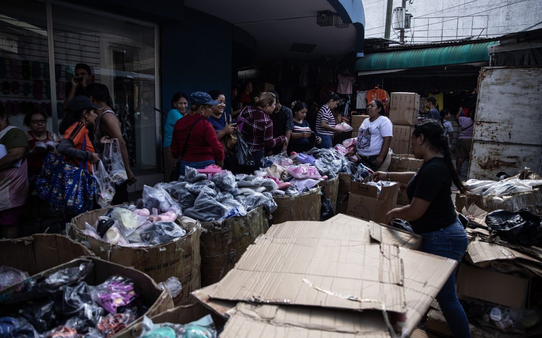 San Salvador Vendors Forced to Sell Off Merchandise before 72-Hour Eviction — Vendedores del Centro se ven obligados a rematar su mercadería ante aviso de desalojo
