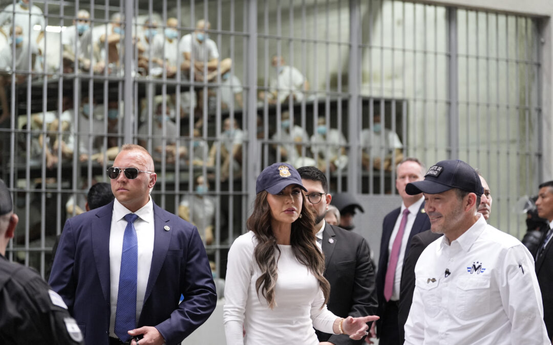 U.S. Secretary of Homeland Security Threatens Immigrants with CECOT — Secretaria de Seguridad Nacional de EUA amenaza con el CECOT a inmigrantes