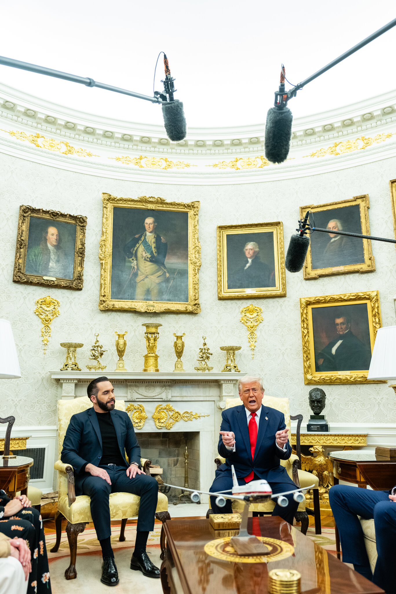 As Trump Makes His Case, He Turns to the Oval Office Set Piece — Mientras Trump expone sus argumentos, recurre al montaje del Despacho Oval