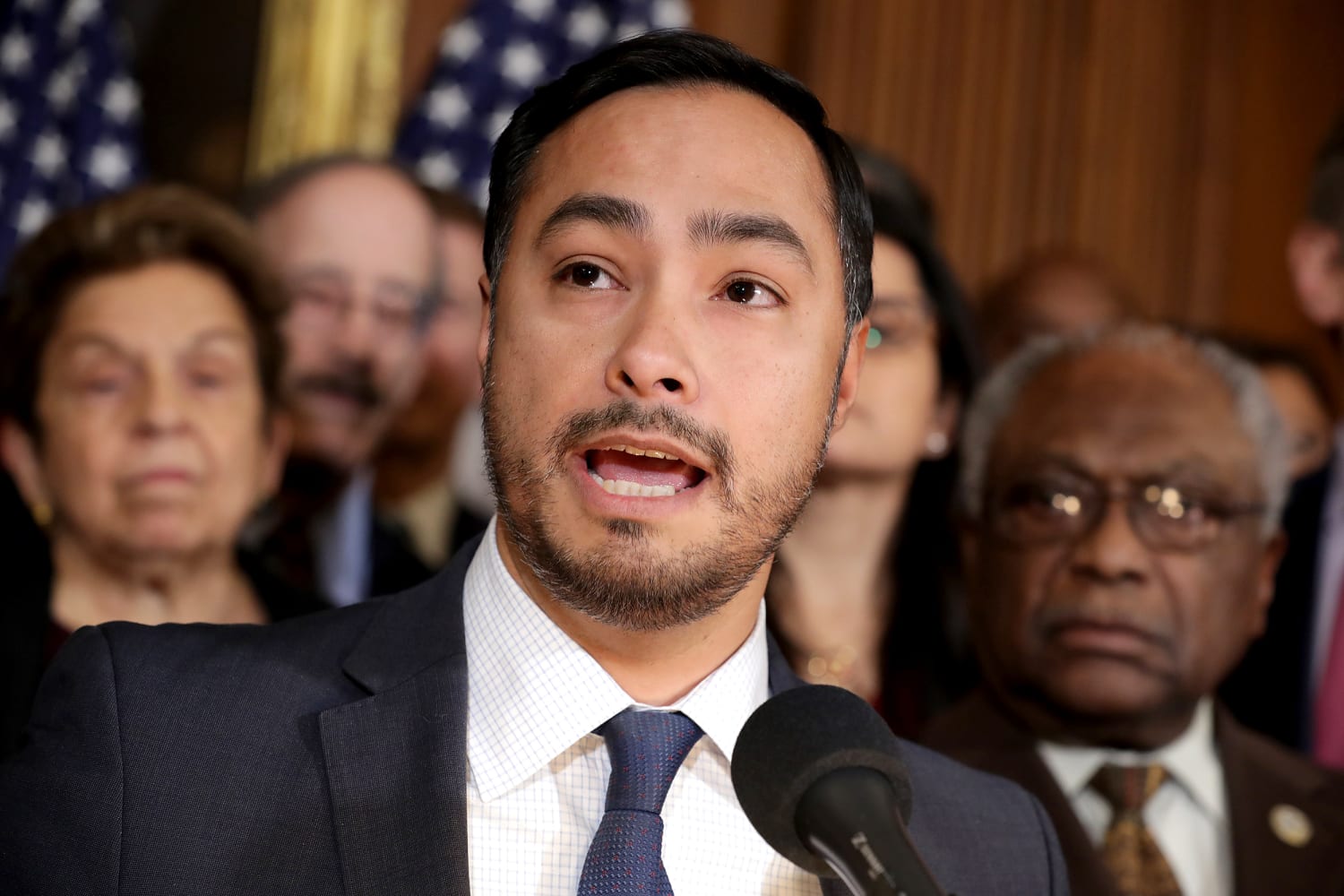 Texas congressman files resolution to compel Trump admin to release El Salvador deportation records — Congresista de Texas presenta resolución para obligar a la administración Trump a divulgar registros de deportación a El Salvador