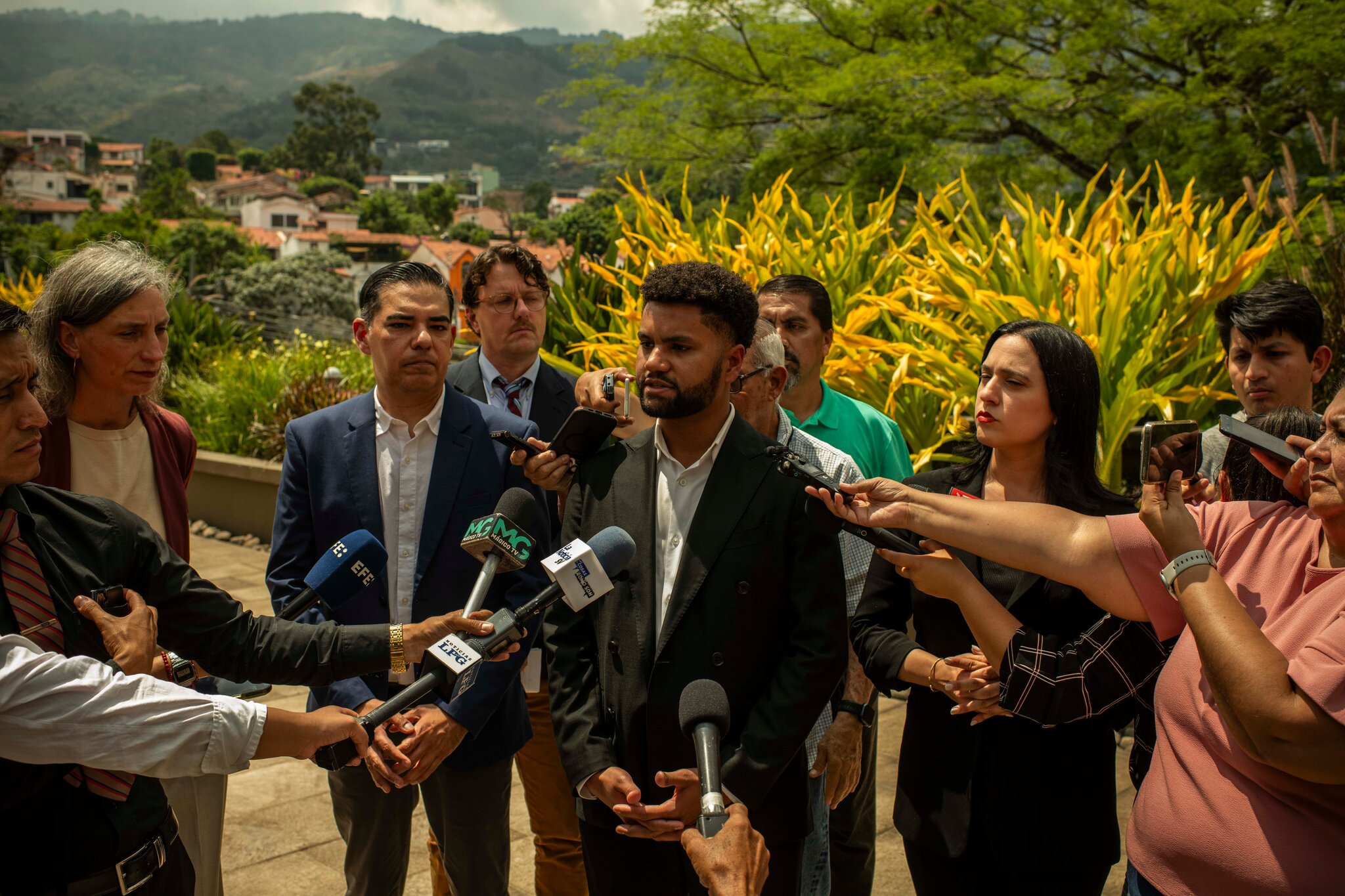 Democrats, Denied Access to Ábrego García in El Salvador, Demand ‘Daily Proof of Life’ — Demócratas, a quienes se les negó el acceso a Ábrego García en El Salvador, exigen “prueba de vida diaria”