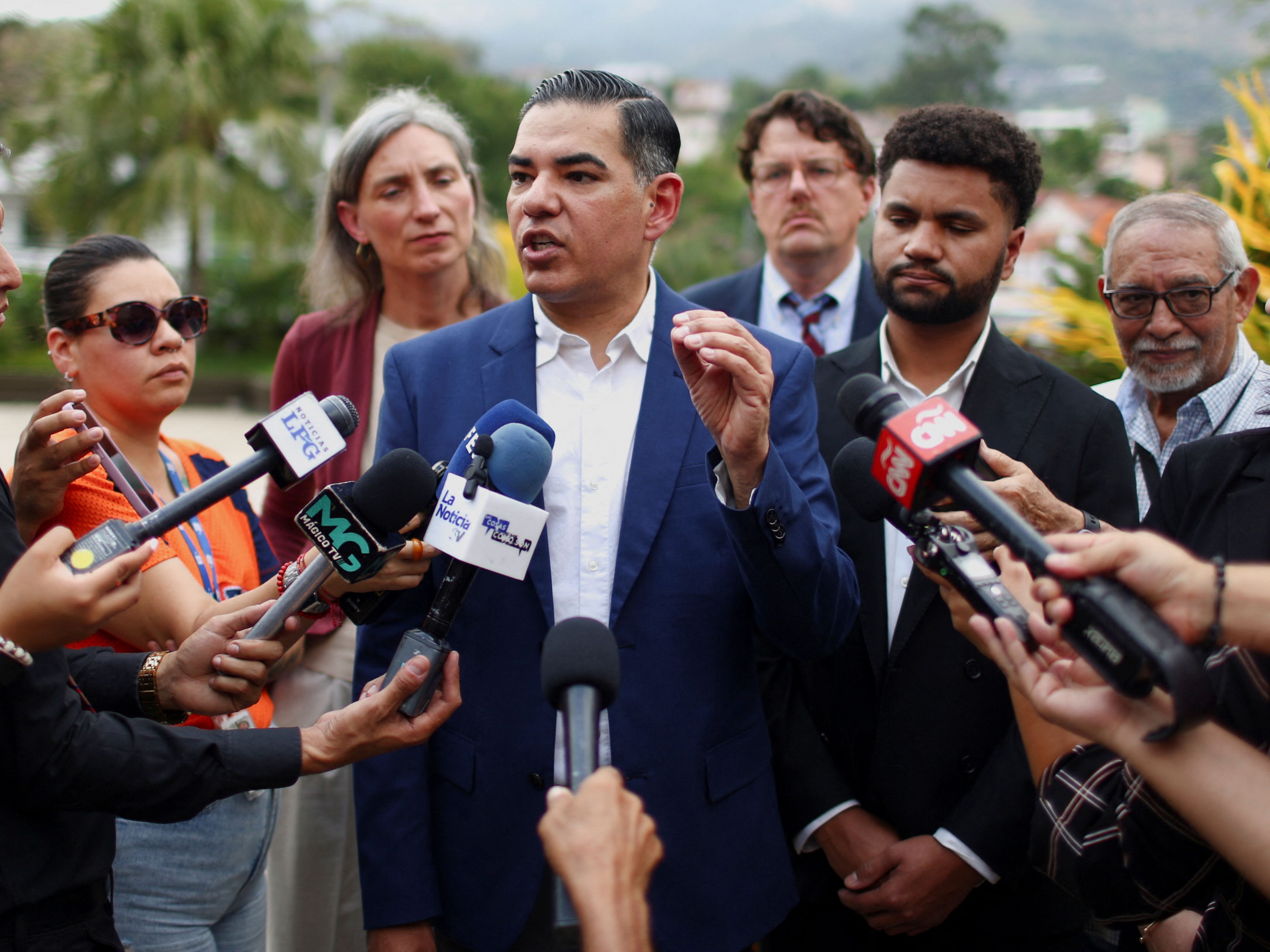Four Democratic lawmakers are in El Salvador to demand Kilmar Ábrego’s return to the U.S. — Cuatro congresistas demócratas están en El Salvador para exigir el regreso a EE.UU. de Kilmar Ábrego