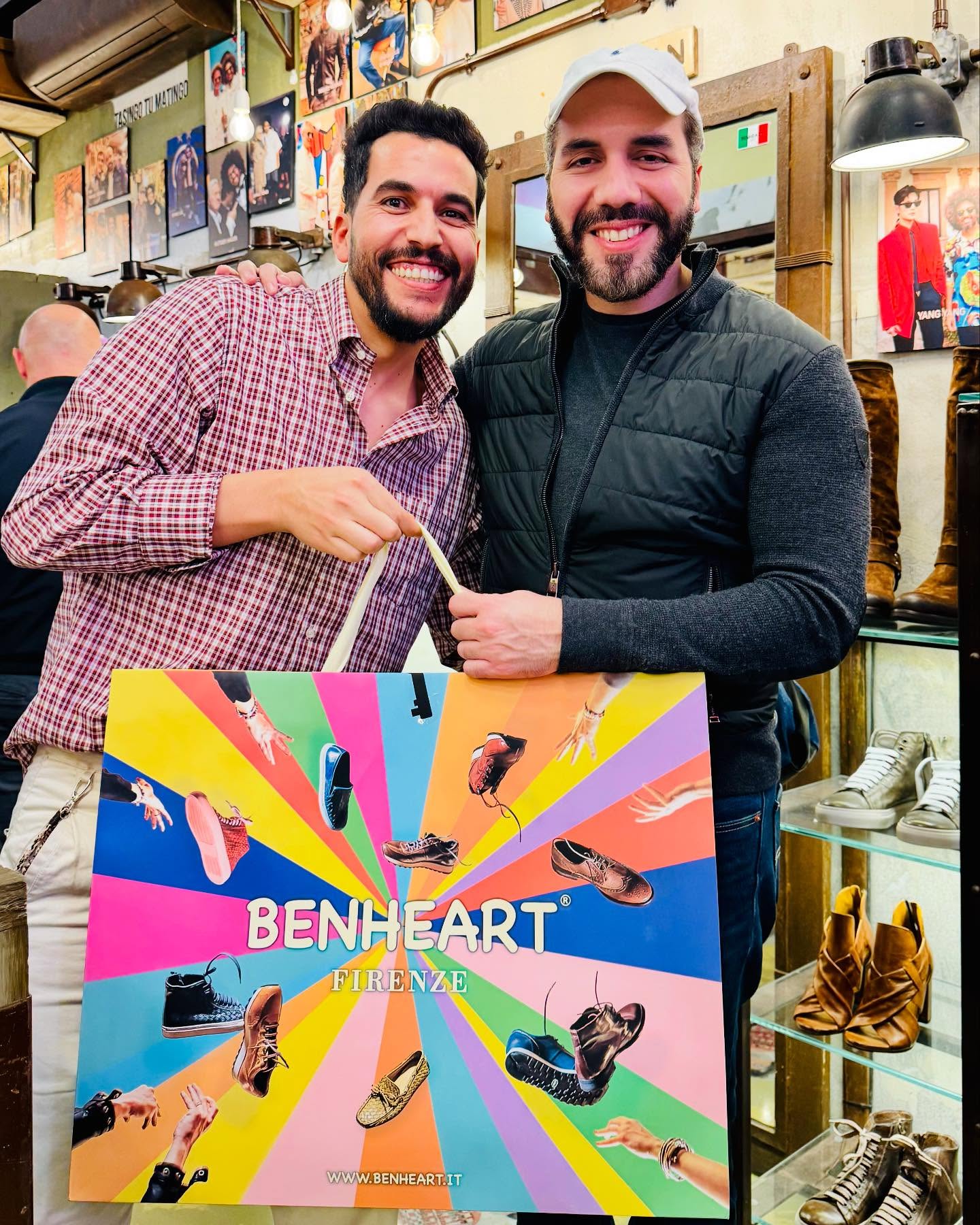 Bukele Spotted Shopping in Florence, Italy — Bukele fue captado de compras en Florencia, Italia