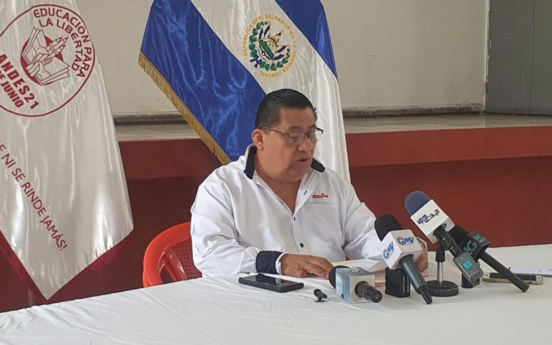 44 teachers have waited up to 3 years for salaries after being acquitted of charges — 44 maestros llevan hasta 3 años esperando salarios luego de ser absueltos de cargos