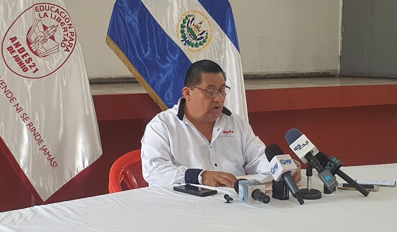 44 teachers have waited up to 3 years for salaries after being acquitted of charges — 44 maestros llevan hasta 3 años esperando salarios luego de ser absueltos de cargos
