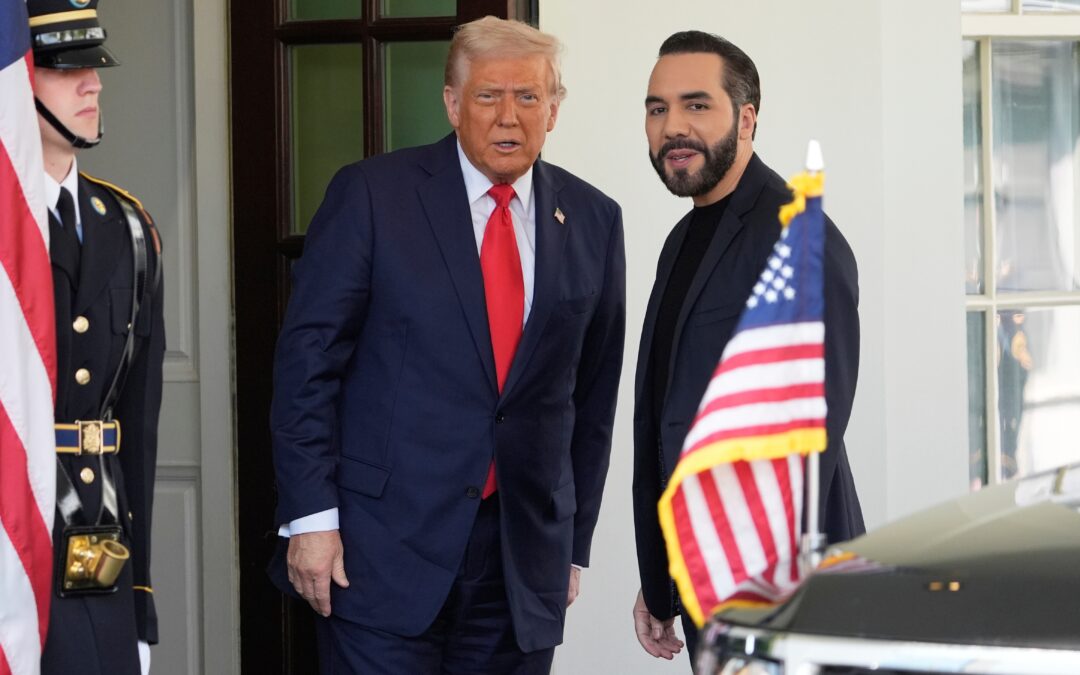 Trump Fails to Answer Easy Question on Payments to El Salvador — Trump no responde pregunta fácil sobre pagos a El Salvador