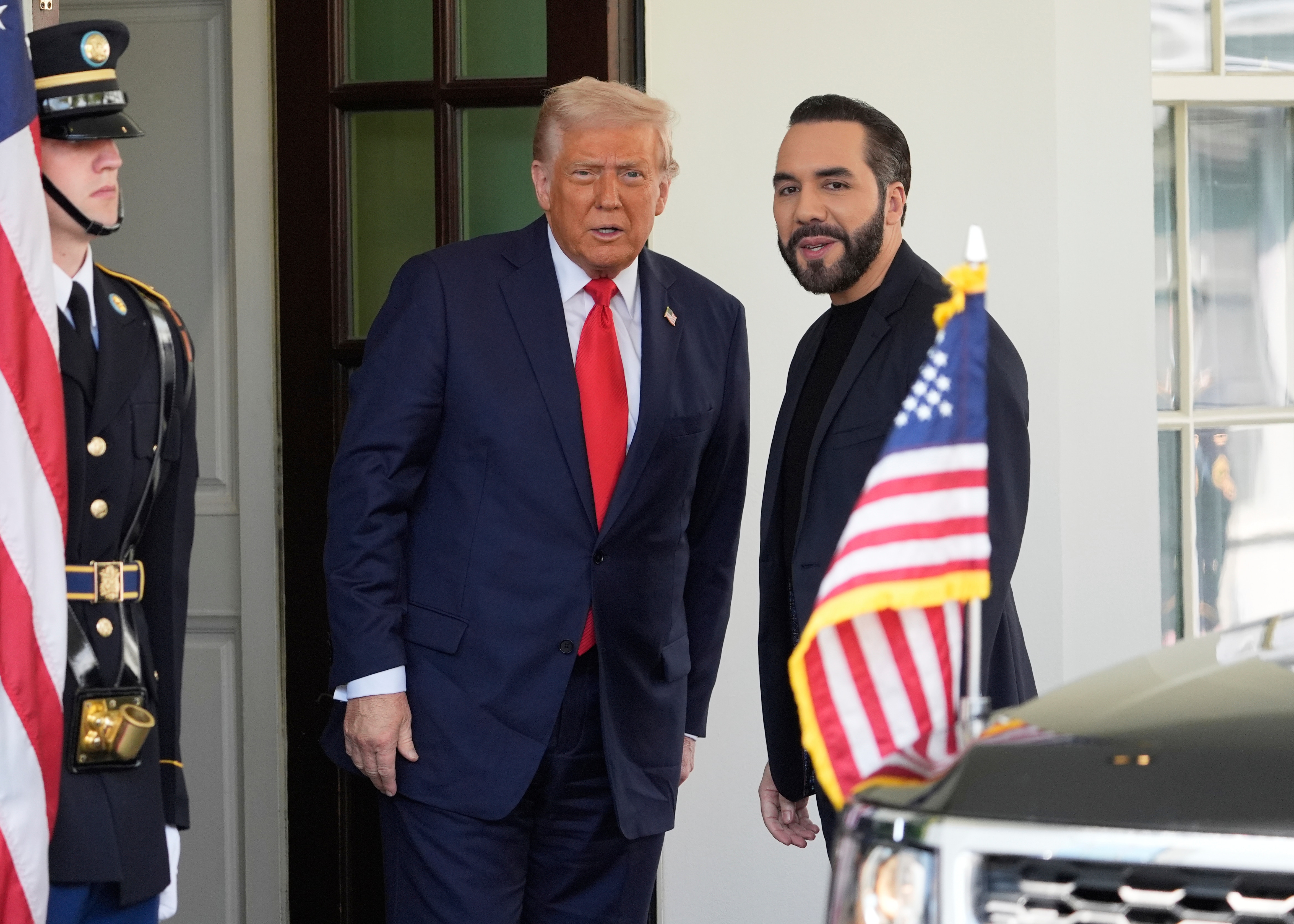 Trump Fails to Answer Easy Question on Payments to El Salvador — Trump no responde pregunta fácil sobre pagos a El Salvador