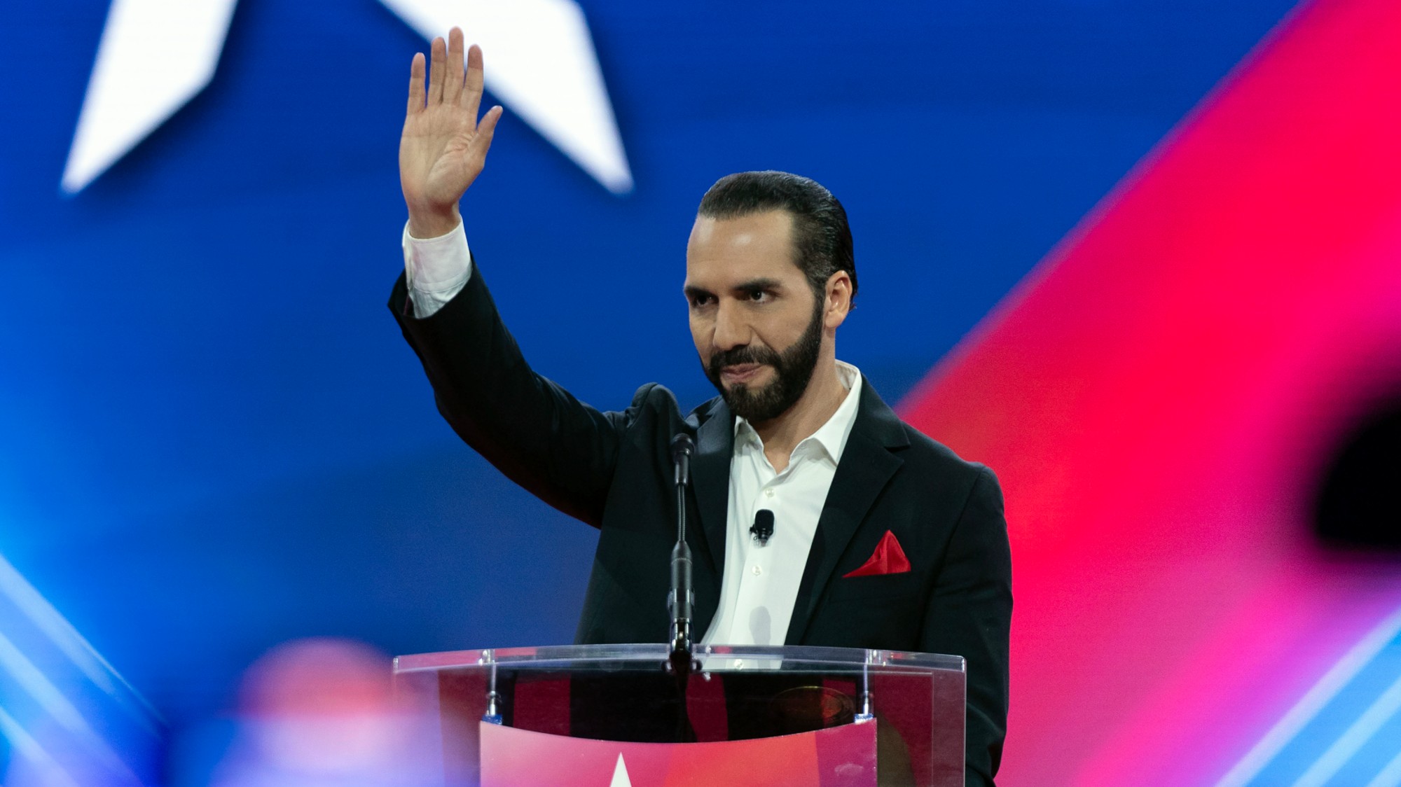The Real Reason El Salvador’s President Nayib Bukele Cozied Up to Trump — La verdadera razón por la que el presidente de El Salvador, Nayib Bukele, estrechó lazos con Trump