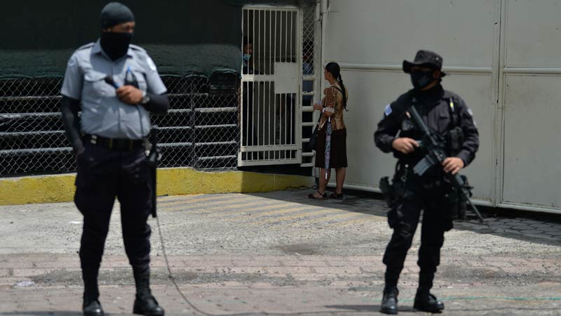 Guards Demand Sex for Sanitary Pads, According to Organizations — Custodios exigen sexo a cambio de toallas sanitarias, según organizaciones
