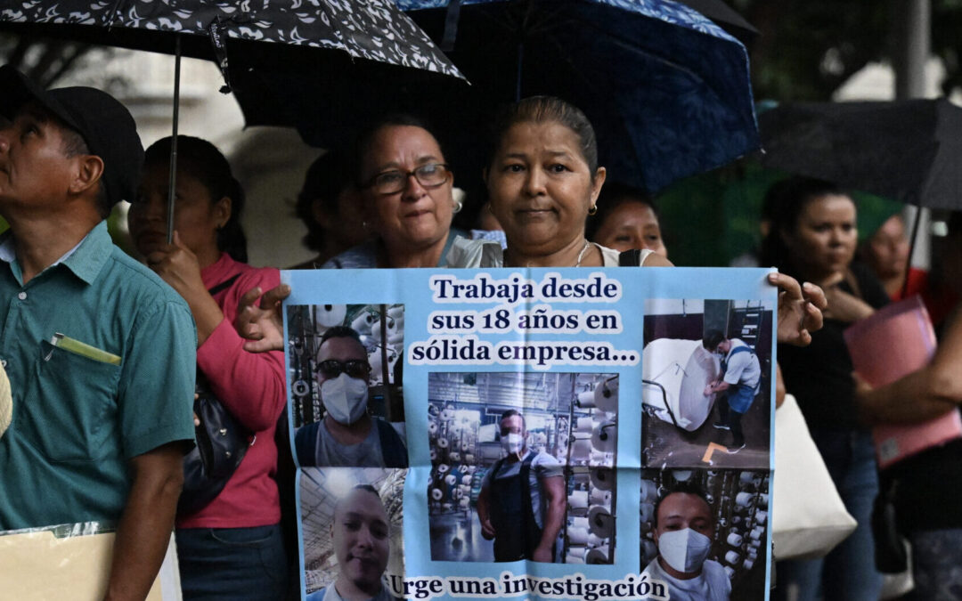 El Salvador’s Authoritarian Slide Should Hold Lessons (Not Examples) for the U.S. — La deriva autoritaria de El Salvador debería servir de lección (no de ejemplo) para Estados Unidos