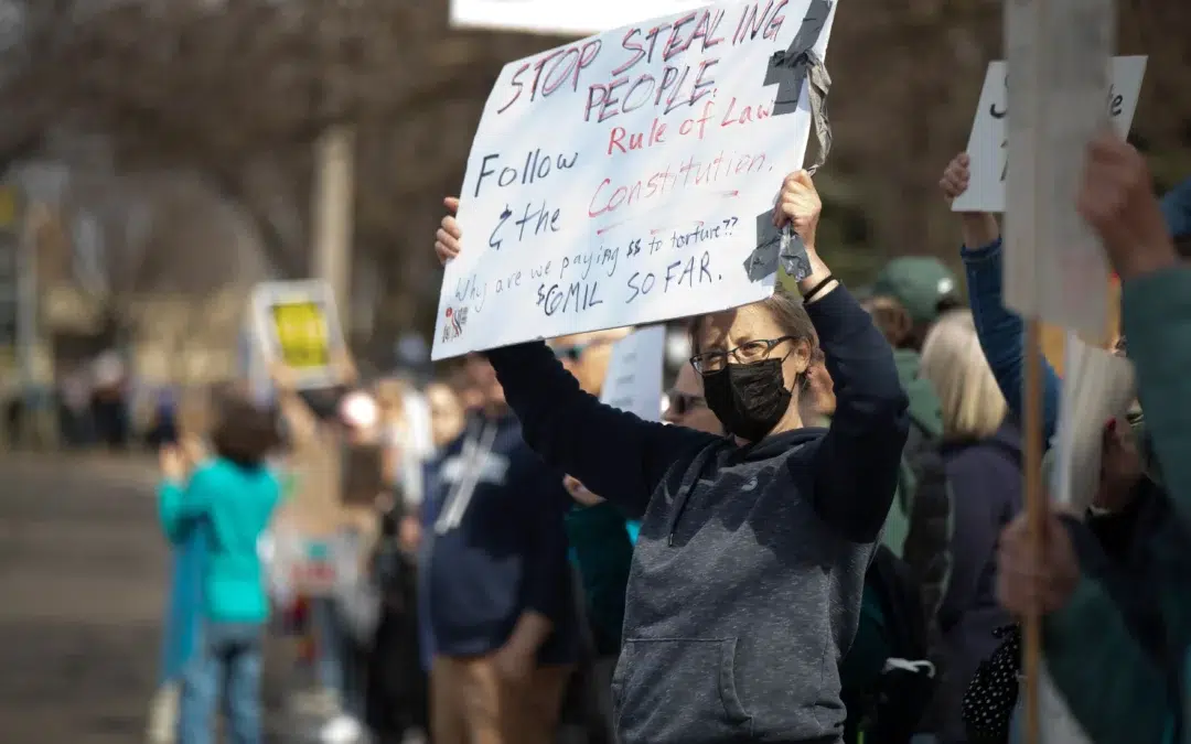 March on El Salvador Consulate protests deportations — Marcha ante el Consulado de El Salvador en protesta por las deportaciones